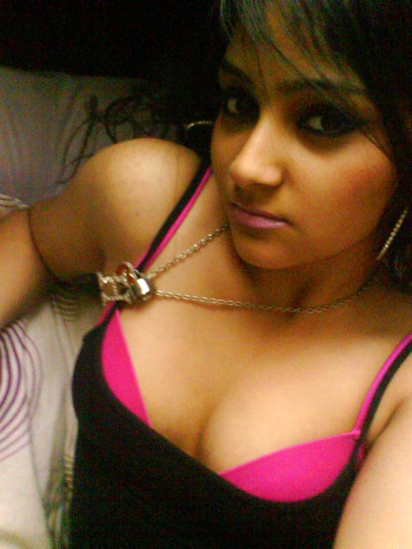 10P Une jolie fille indienne expose son épaule nue lors d'une auto-photographie