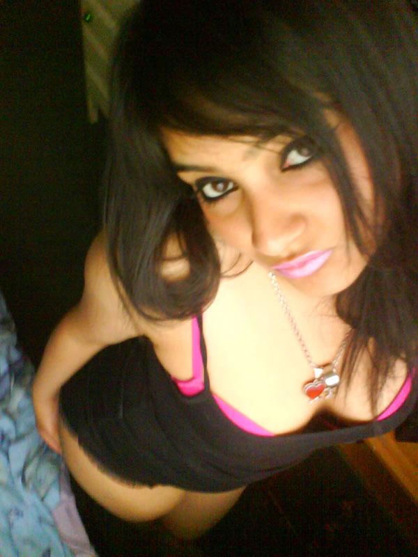10P Une jolie fille indienne expose son épaule nue lors d'une auto-photographie
