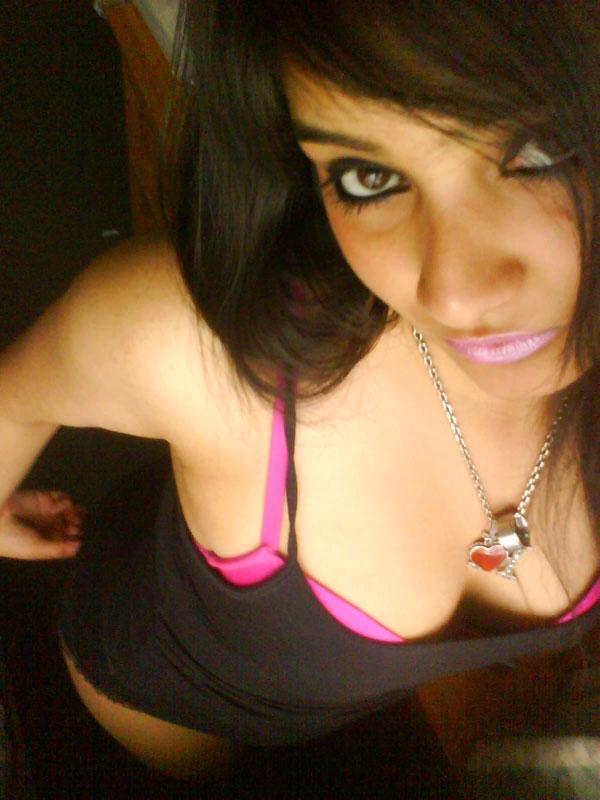 10P Une jolie fille indienne expose son épaule nue lors d'une auto-photographie