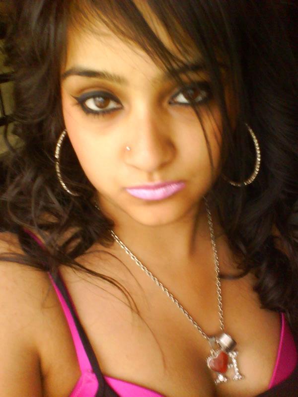 10P Une jolie fille indienne expose son épaule nue lors d'une auto-photographie