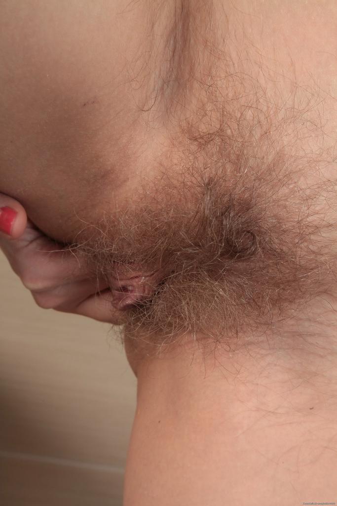 16P Horny MILF Loredana masturba sua vagina peluda na cadeira da cozinha