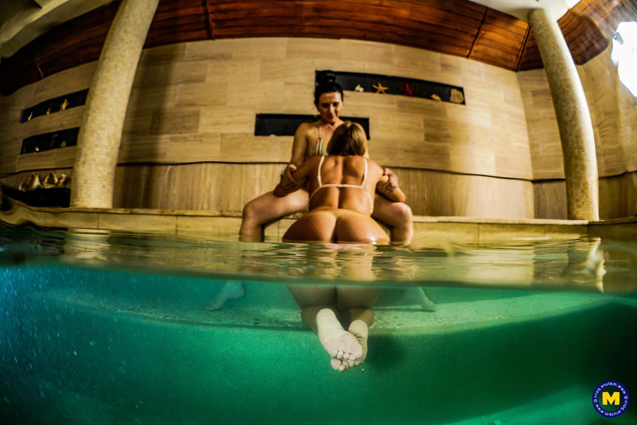 20P Lésbicas amadoras Karis e Sofia Siena se beijando na piscina