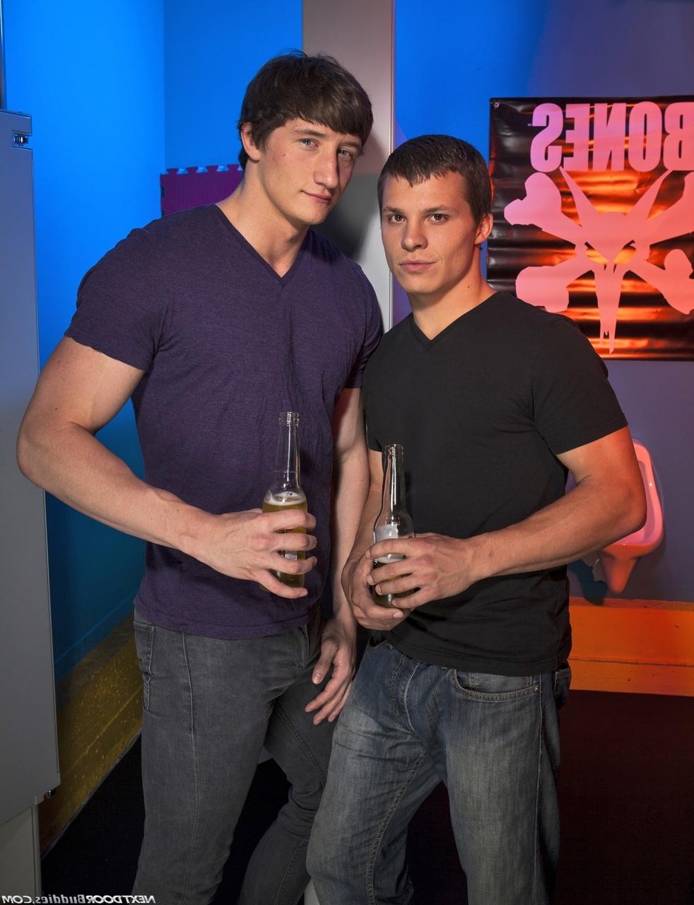 20P Morenas gays Chad Logan e Lance Alexander tiram e fodem em púbico