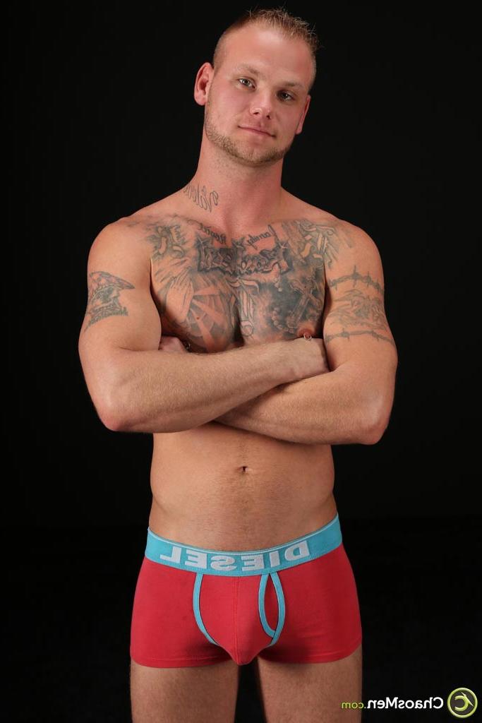20P Corban gay tatuado muestra su cuerpo atlético desnudo y su gran polla