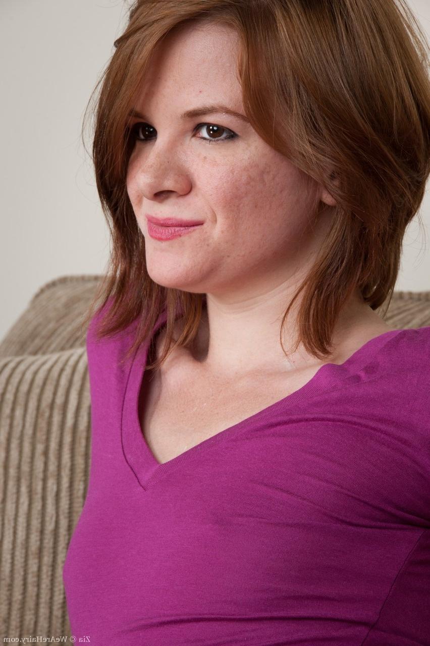 16P Une rousse pâle révèle son cul poilu et ses aisselles et son vagin mal rasés.