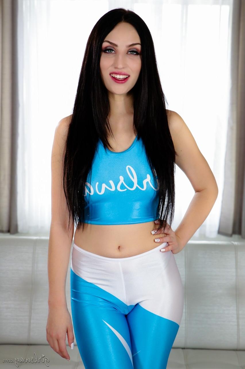 15P Die dunkelhaarige Frau Jade Baker modelt während eines SFW-Shootings hautenge Hosen