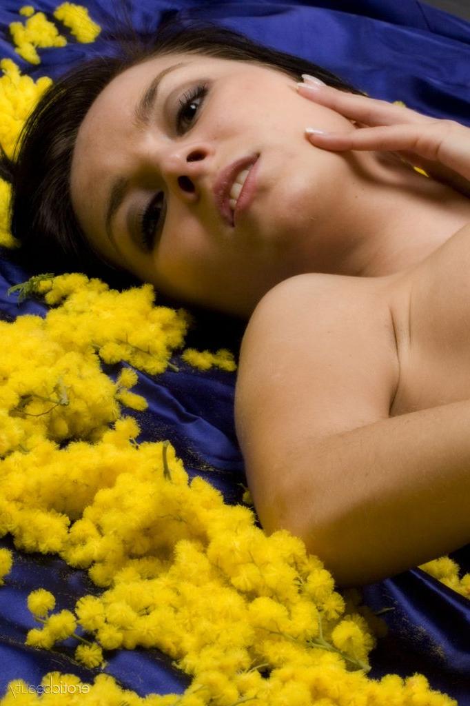16P La jeune brune Nicollet prend de superbes poses nues lors d'un concert en solo.