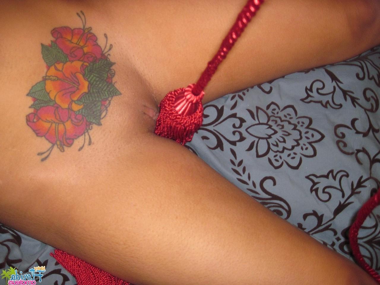 16P Latina MILF Morisa Morisa é penetrada com uma escova de cabelo enquanto está amarrada