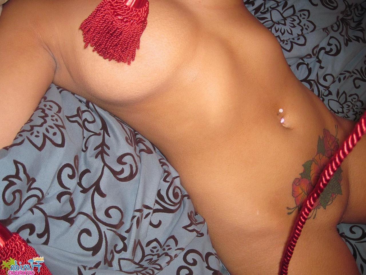 16P Latina MILF Morisa Morisa é penetrada com uma escova de cabelo enquanto está amarrada