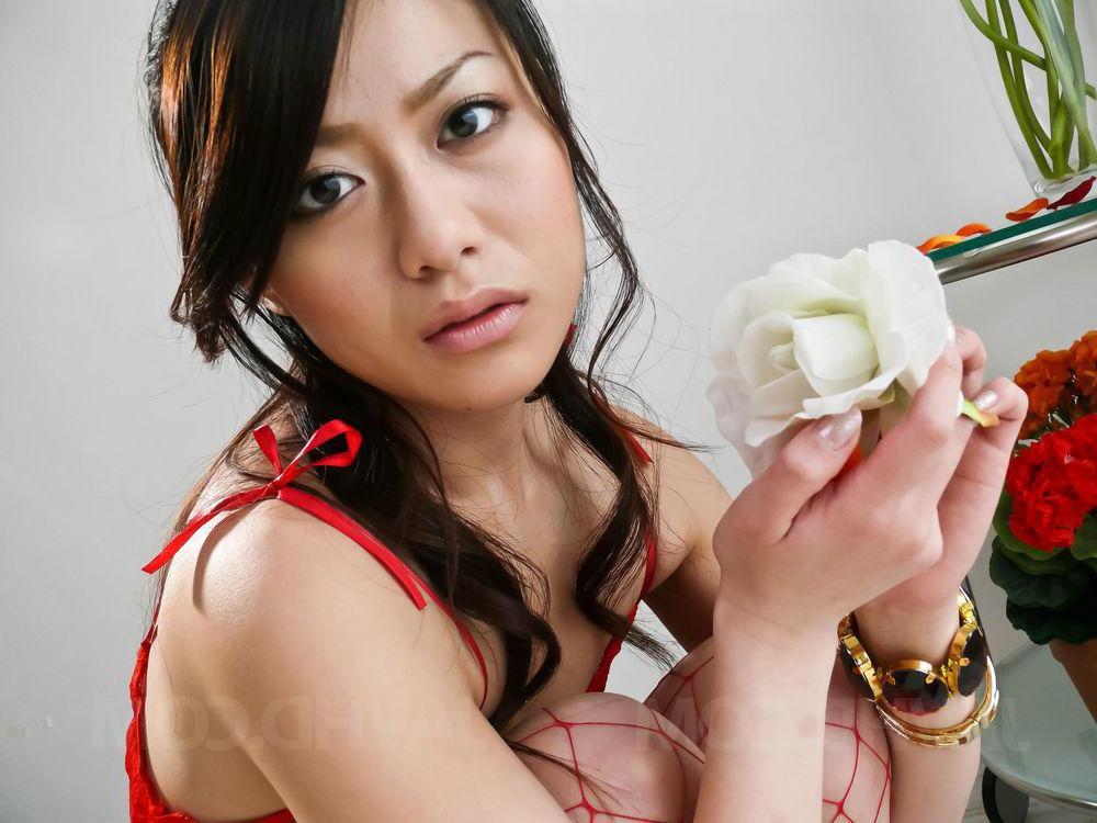 12P A linda japonesa Hina Aisawa faz um boquete com meias arrastão vermelhas