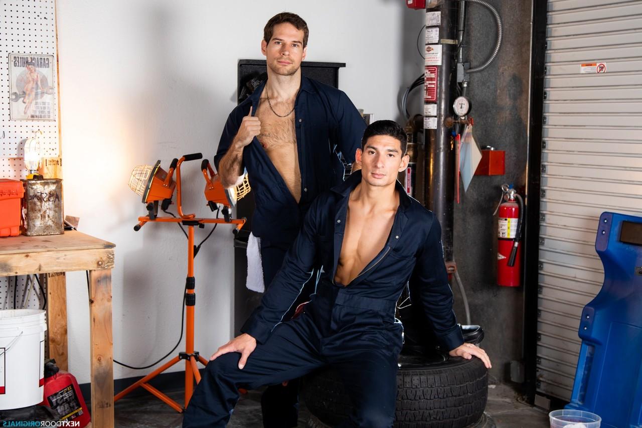 15P O detalhista de carros gay David Skylar é desossado por seu cliente insatisfeito Jim Fit