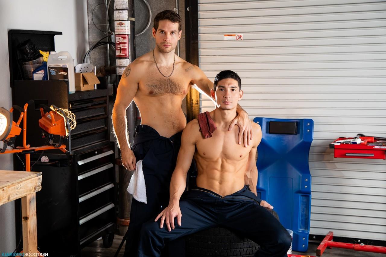 15P O detalhista de carros gay David Skylar é desossado por seu cliente insatisfeito Jim Fit