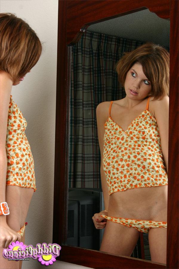 12P Der kurzhaarige Teenager Diddylicious modelt nicht nackt vor einem Spiegel