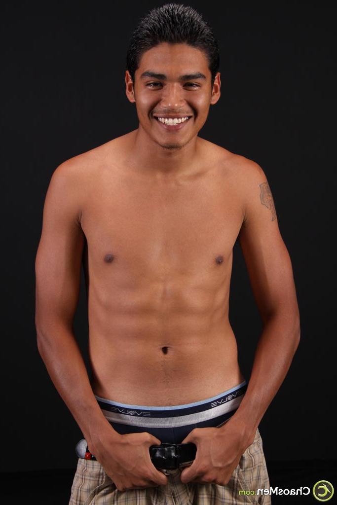 20P O belo latino Dario mostra seu corpo nu atlético e seu pau sugável