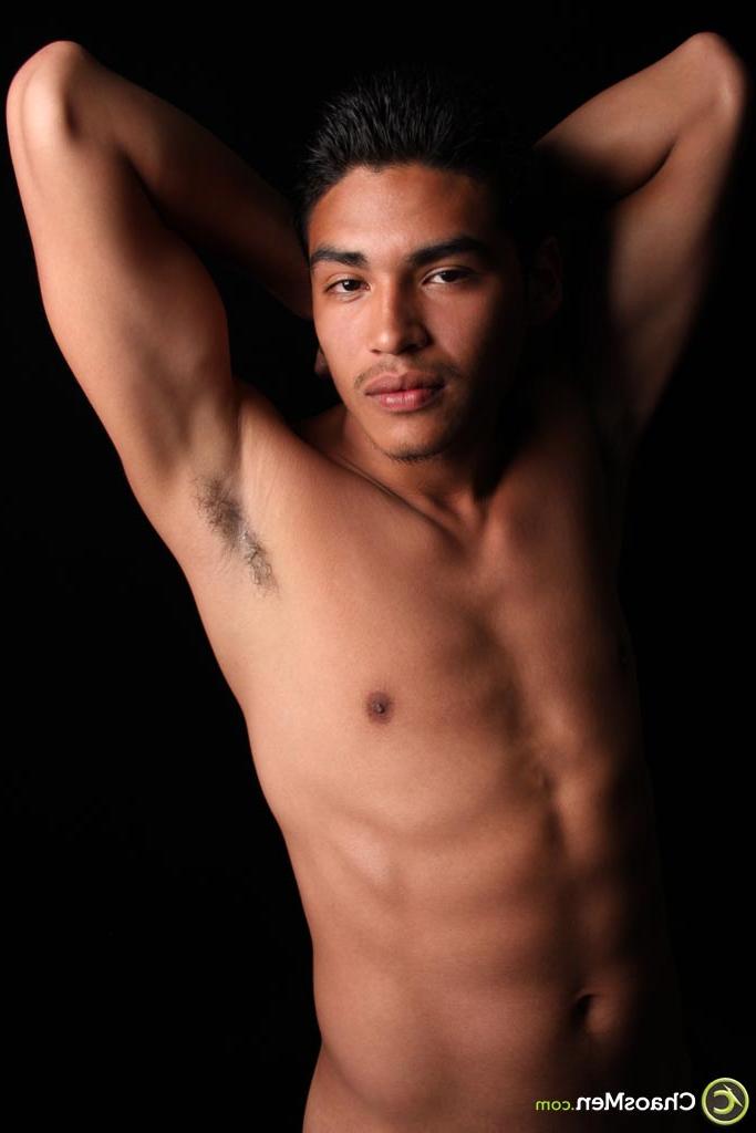 20P O belo latino Dario mostra seu corpo nu atlético e seu pau sugável