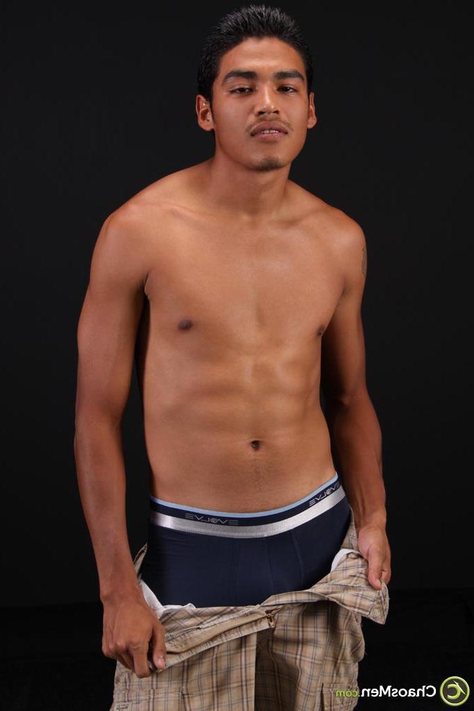 20P O belo latino Dario mostra seu corpo nu atlético e seu pau sugável