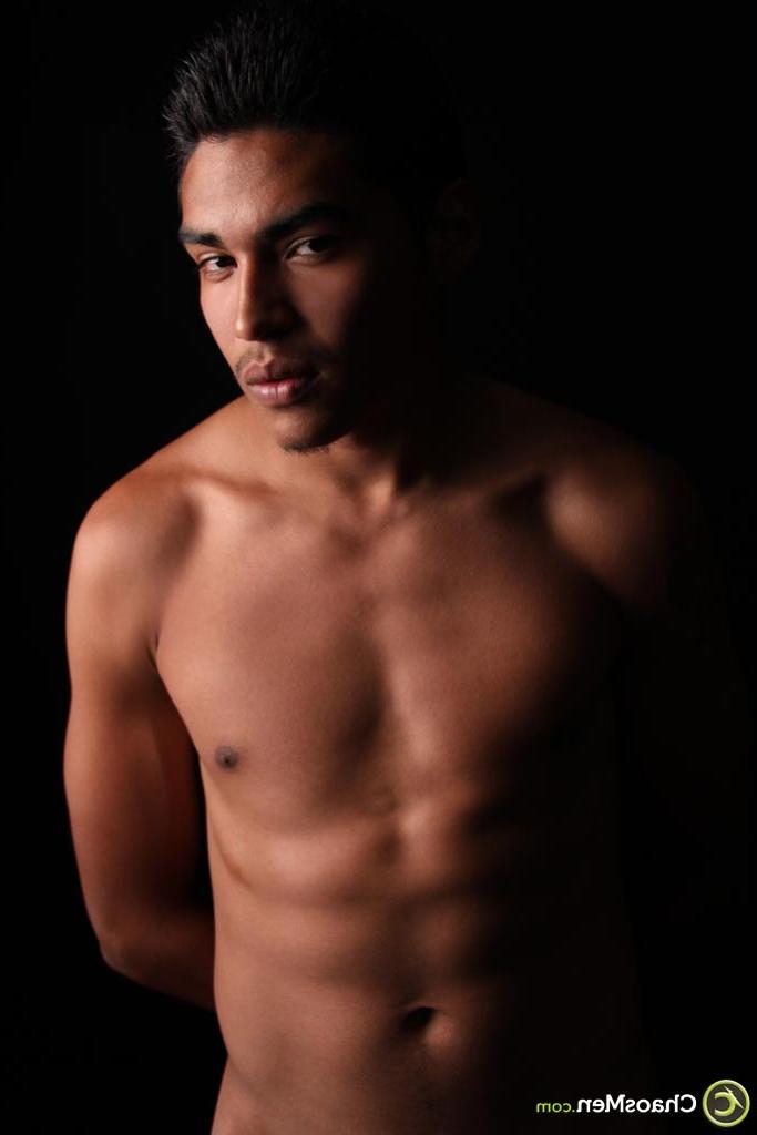 20P O belo latino Dario mostra seu corpo nu atlético e seu pau sugável