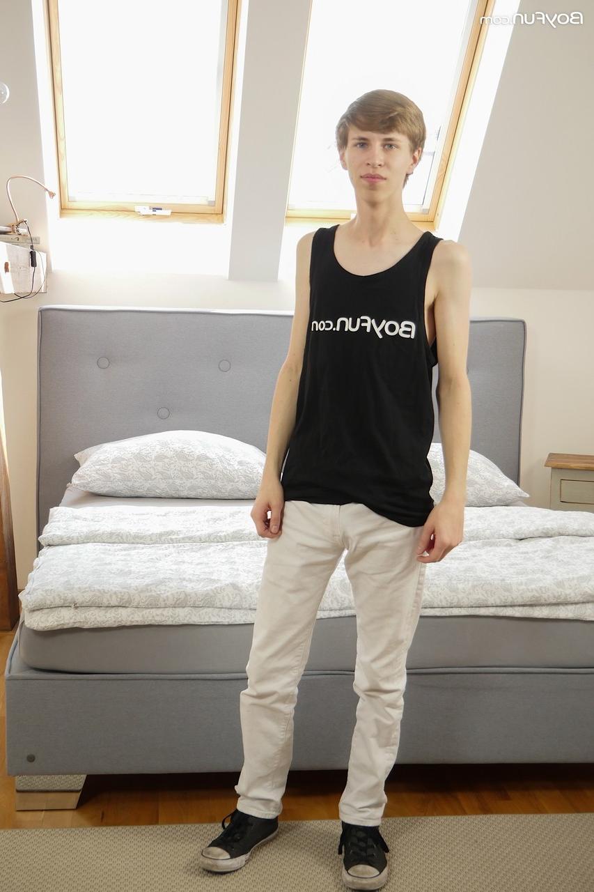 20P Der schlanke, schwule Gabe Isaac enthüllt seinen Schwanz und posiert nackt in seinem Schlafzimmer