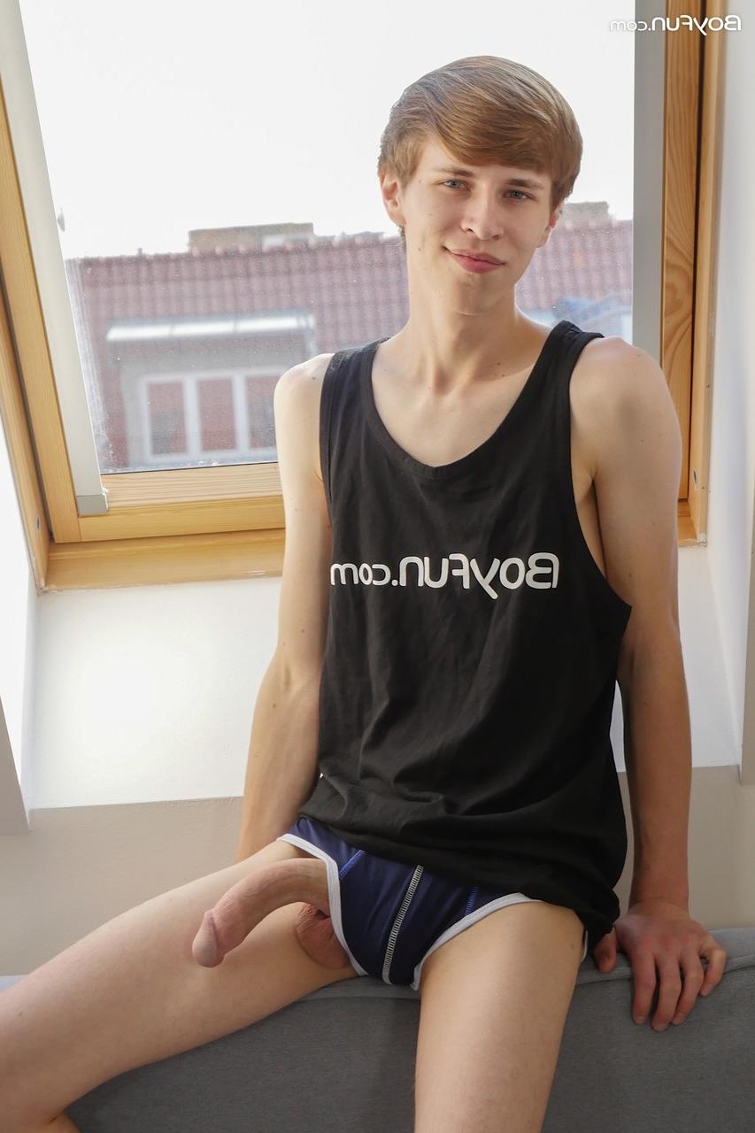 20P Der schlanke, schwule Gabe Isaac enthüllt seinen Schwanz und posiert nackt in seinem Schlafzimmer