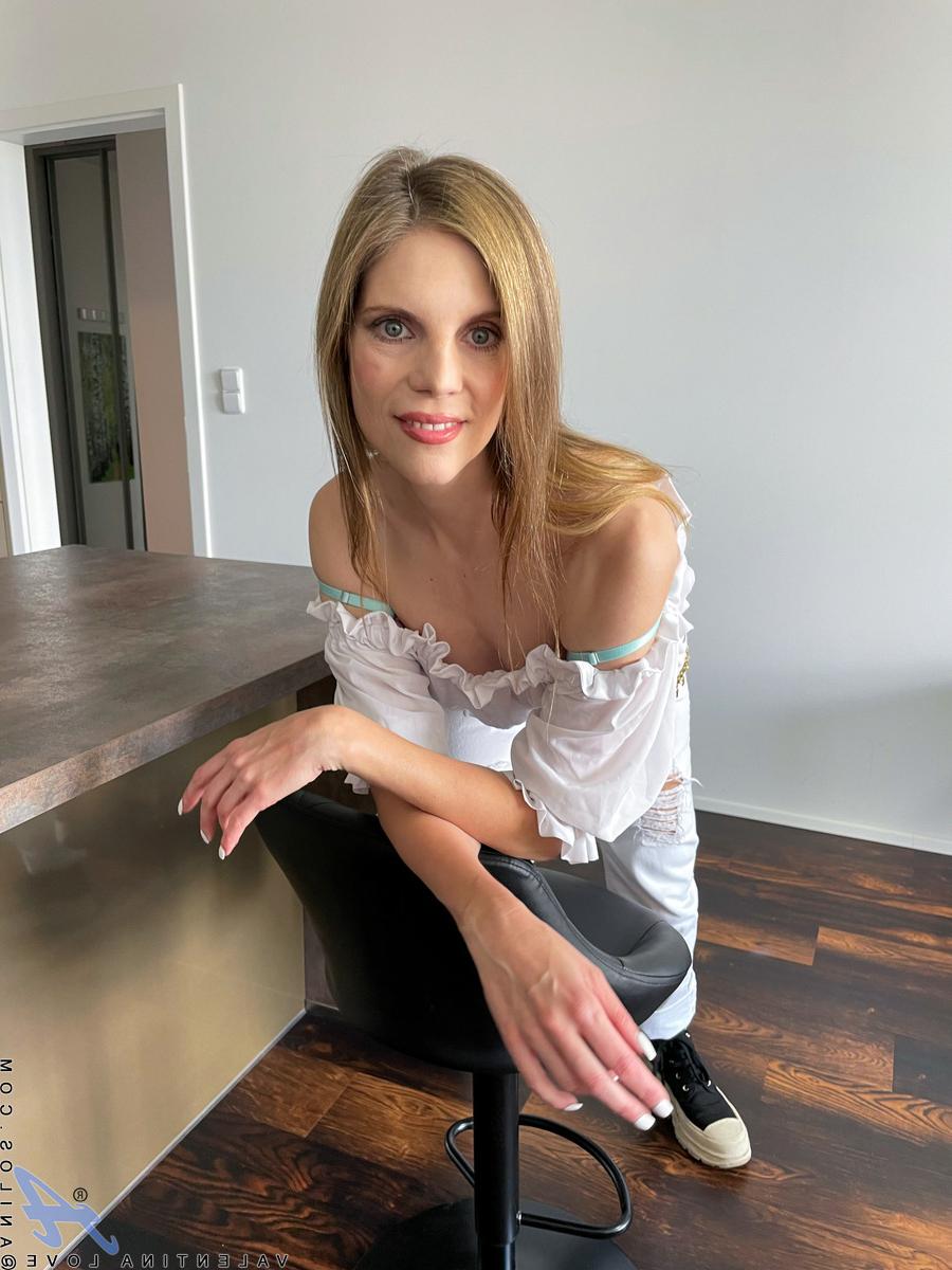 16P La sexy MILF Valentina Love se acaricia el coño después de desnudarse en la cocina