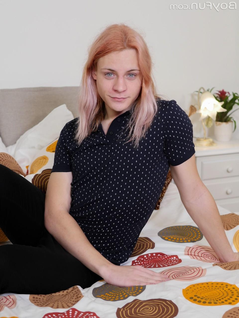 20P La transexual caliente Sasha Deluxe muestra su gran culo y su polla chupable sin cortar