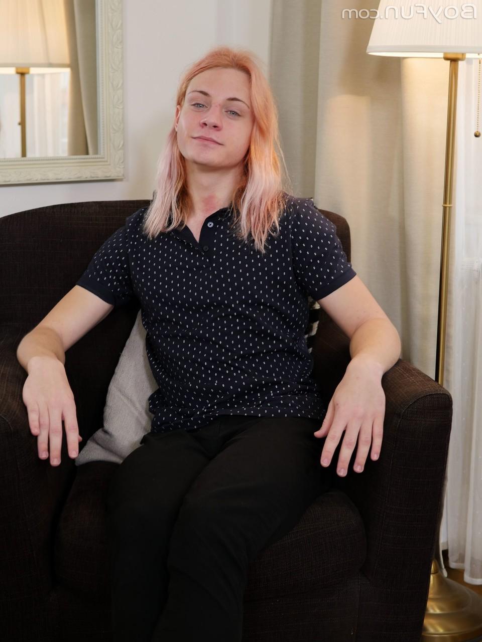 20P La transexual caliente Sasha Deluxe muestra su gran culo y su polla chupable sin cortar