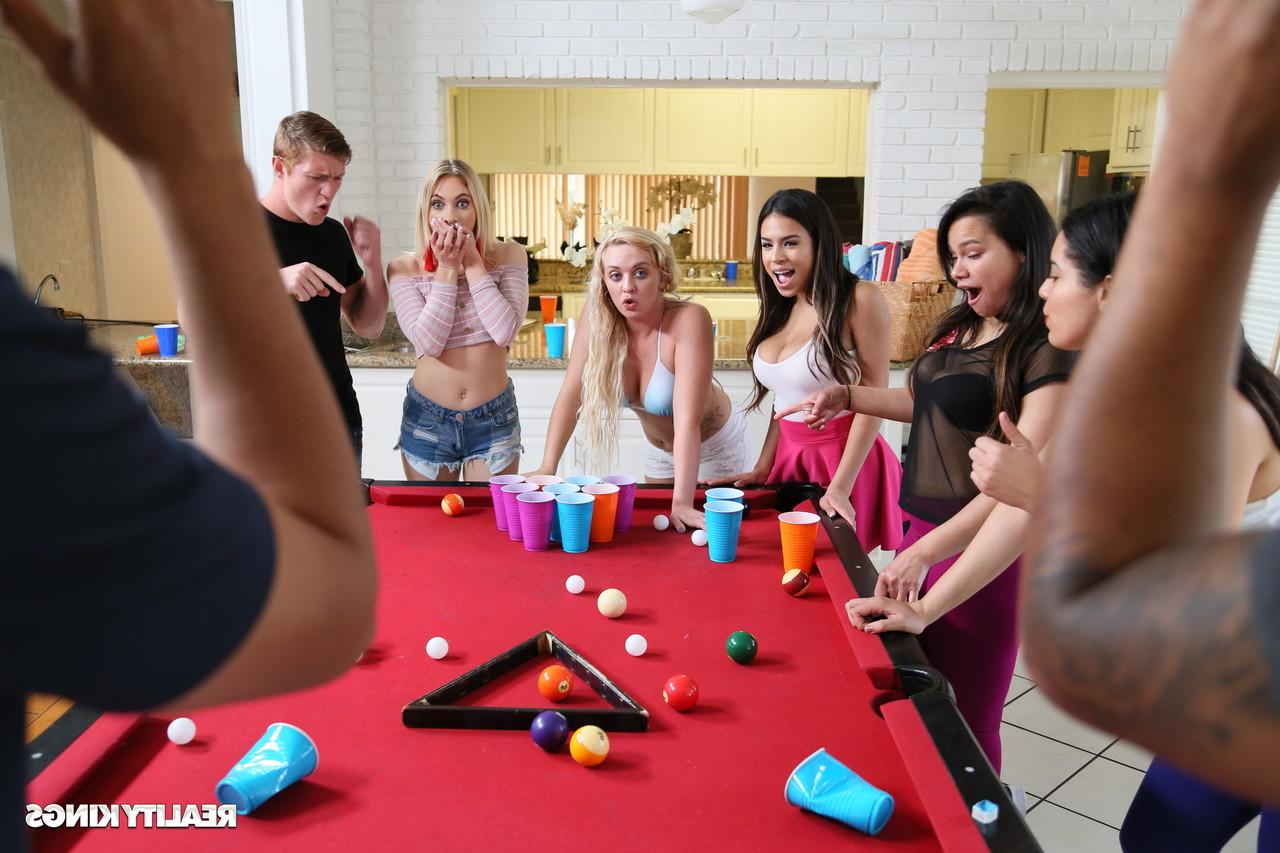20P La petite blonde Khloe Kapri et la latina aux gros seins Autumn Falls baisent dans un plan à trois FFM