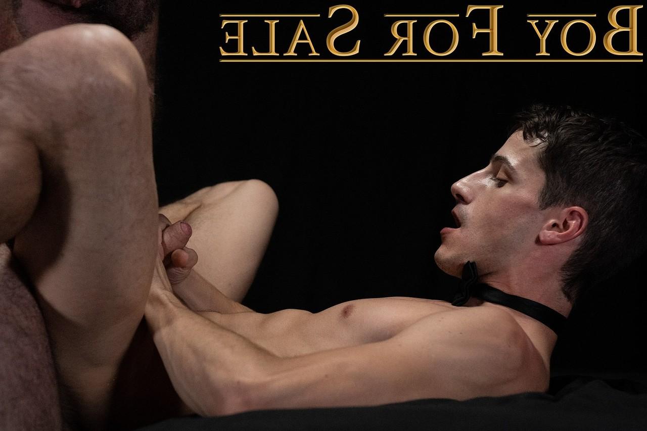 20P Twink Jay é fodido em posições de missionário e cachorrinho pelo mestre gay Angus