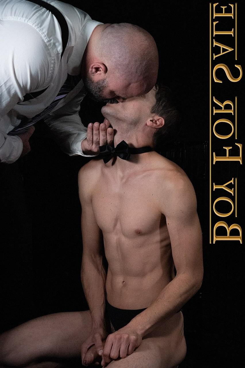 20P Twink Jay é fodido em posições de missionário e cachorrinho pelo mestre gay Angus