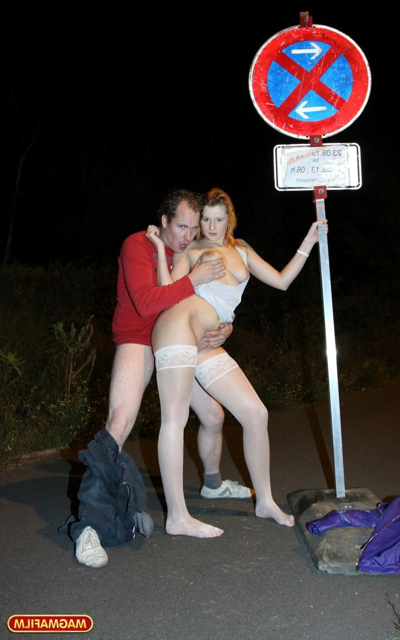 14P Lamia, rousse pâle, va la chatte à la bouche avec un mec dans une rue de la ville.