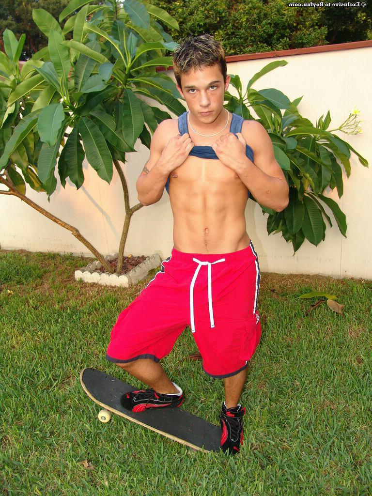 20P El joven y pervertido patinador gay Kyle muestra sus músculos y se masturba en el patio trasero