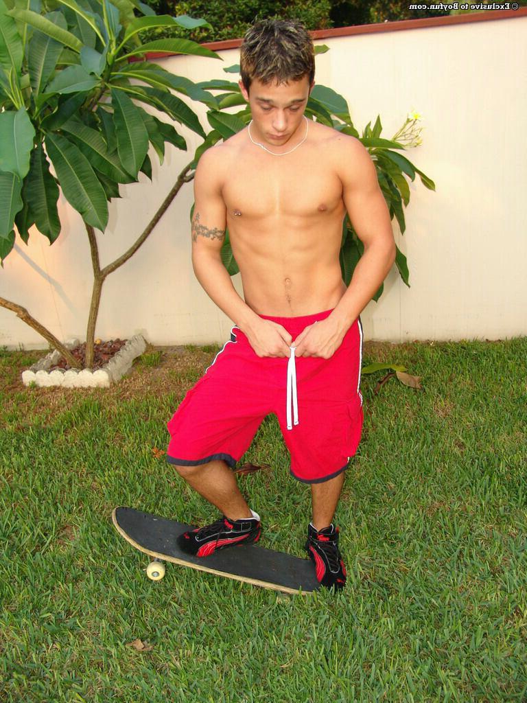 20P El joven y pervertido patinador gay Kyle muestra sus músculos y se masturba en el patio trasero