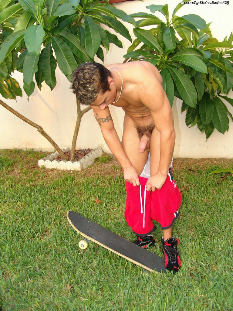 20P El joven y pervertido patinador gay Kyle muestra sus músculos y se masturba en el patio trasero