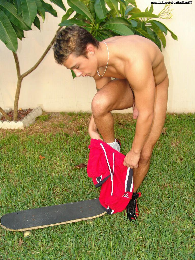 20P El joven y pervertido patinador gay Kyle muestra sus músculos y se masturba en el patio trasero