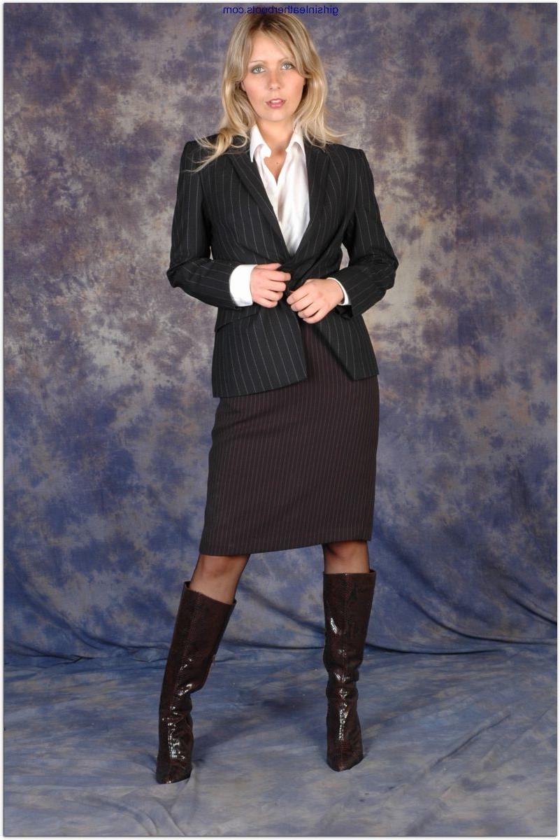 15P Loira gostosa e elegante tira o paletó para posar de meia-calça e botas