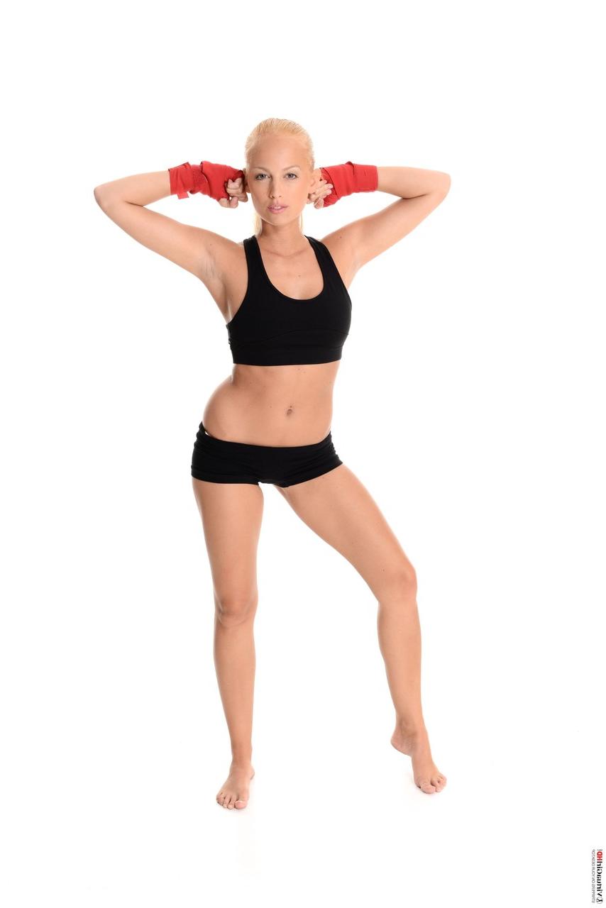 15P A boxeadora loira Melody Powers remove o traje de spandex para posar nua
