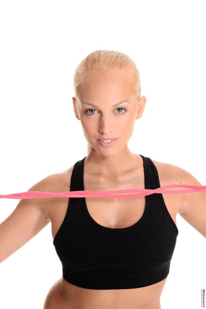 15P A boxeadora loira Melody Powers remove o traje de spandex para posar nua