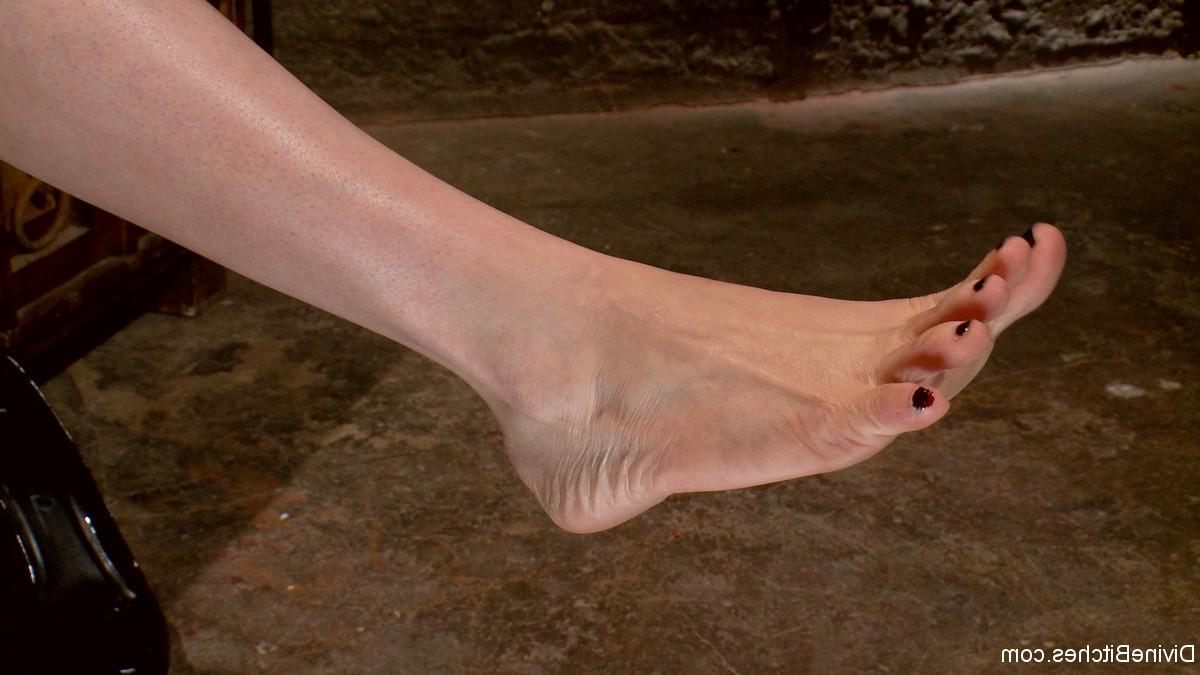 20P La dominadora vestida de látex maitresse madeline marlowe mostrando sus sexys pies en solitario