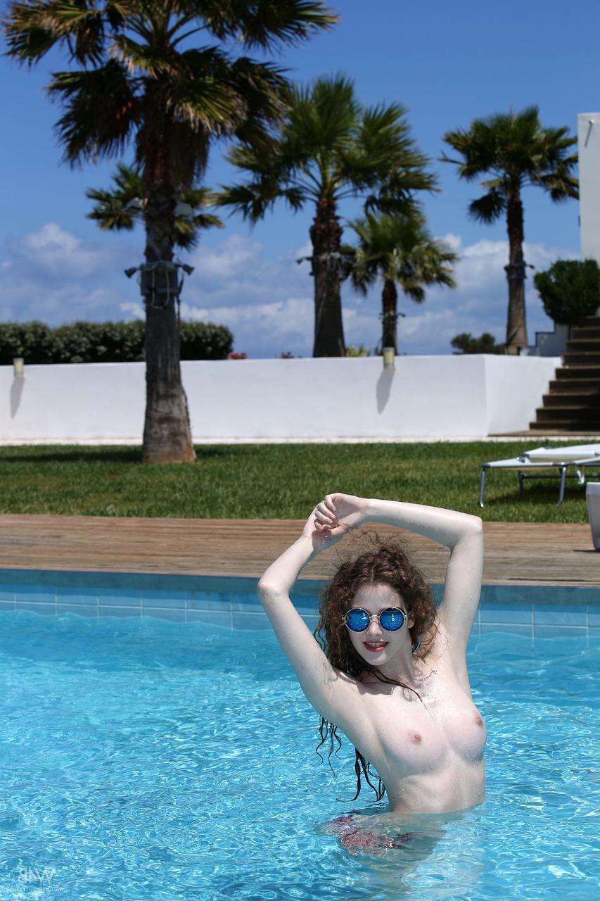 20P La glamurosa Heidi hace alarde de sus dulces tetas mientras nada en topless