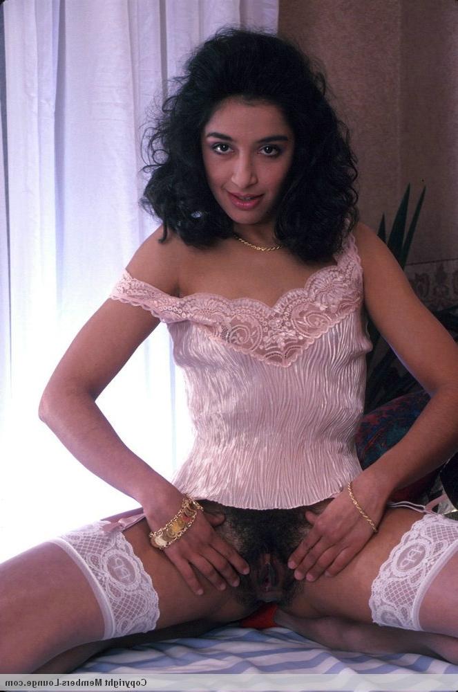 14P Une indienne maigre découvre ses petits seins avant de montrer tout son buisson