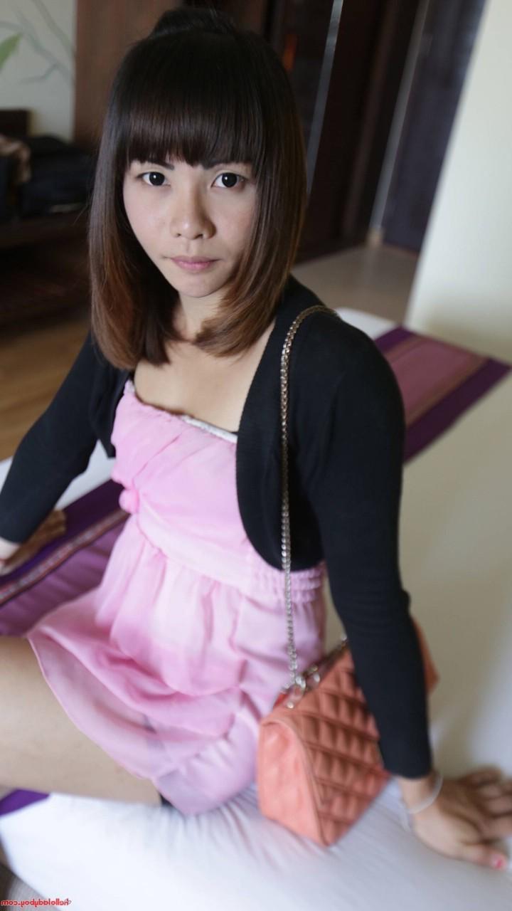 20P Linda travesti asiática sopra um pau e perde a virgindade no POV