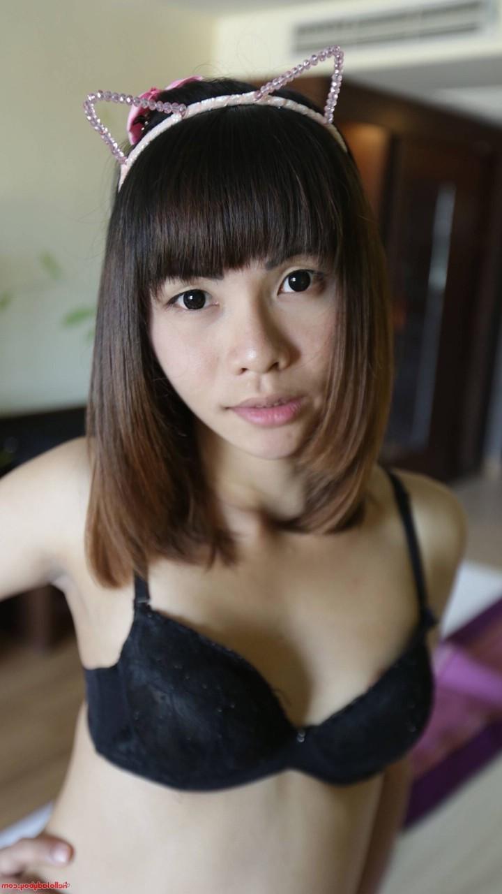 20P Linda travesti asiática sopra um pau e perde a virgindade no POV