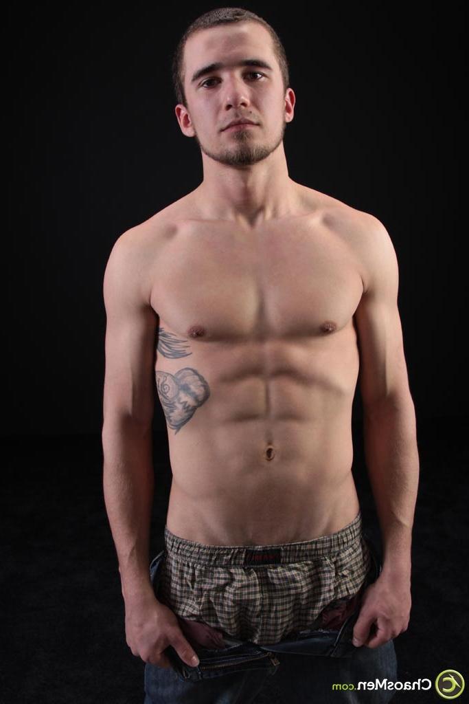 20P Modelo gay sexy Heath expondo seu tanquinho e um pau duro