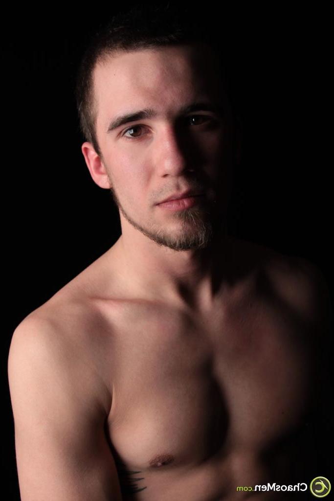 20P Modelo gay sexy Heath expondo seu tanquinho e um pau duro