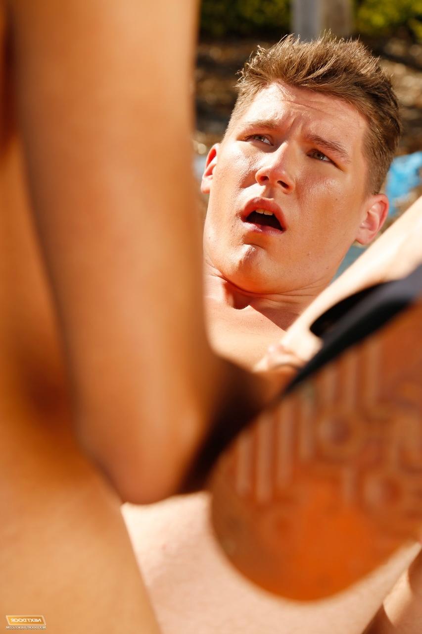 20P El granjero bronceado Tony Spice se folla al guapo deportista Dakota Wolf al aire libre