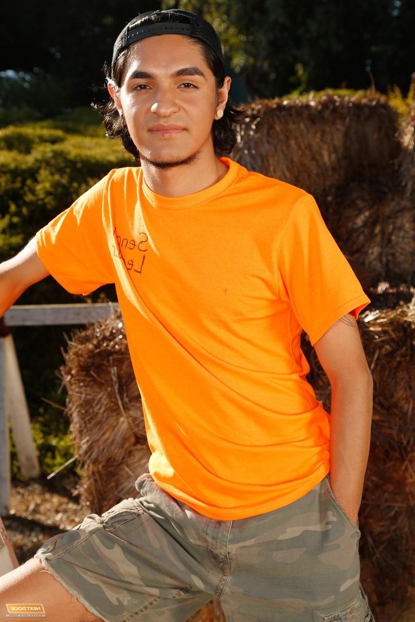 20P El granjero bronceado Tony Spice se folla al guapo deportista Dakota Wolf al aire libre