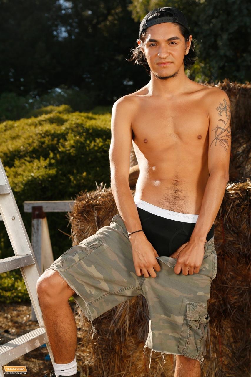 20P El granjero bronceado Tony Spice se folla al guapo deportista Dakota Wolf al aire libre