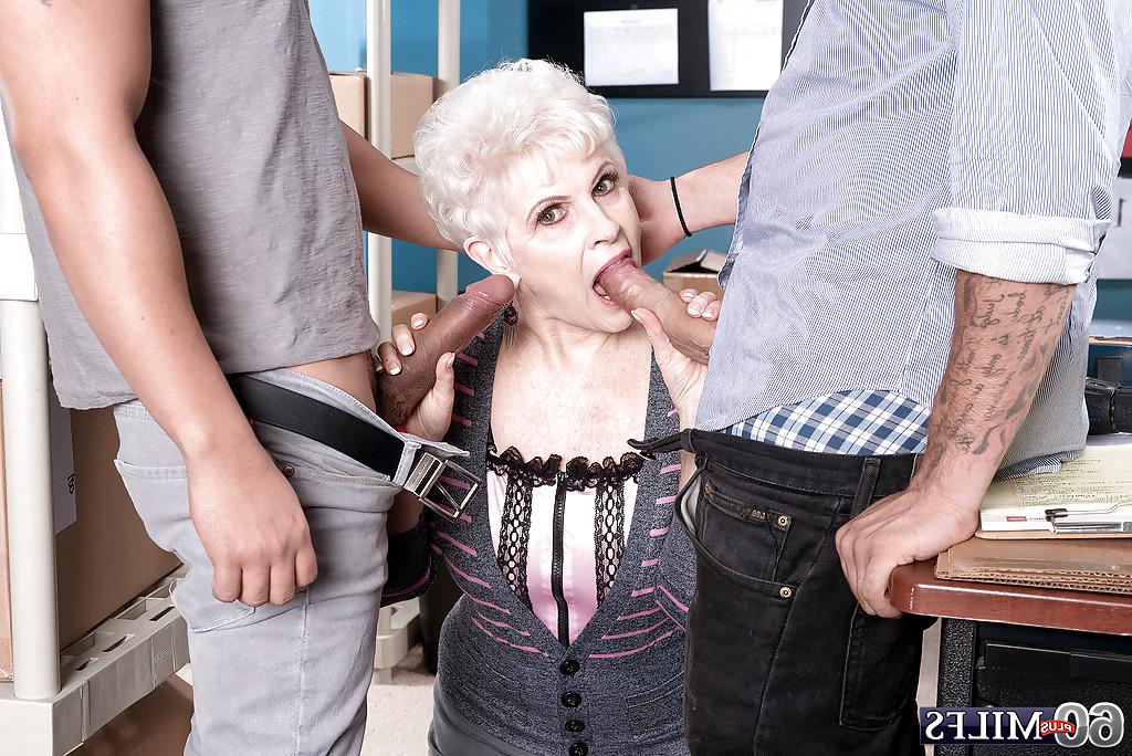 12P Die über 60-jährige blonde Oma gibt großen Schwänzen Blowjobs bei einem Dreier im Büro