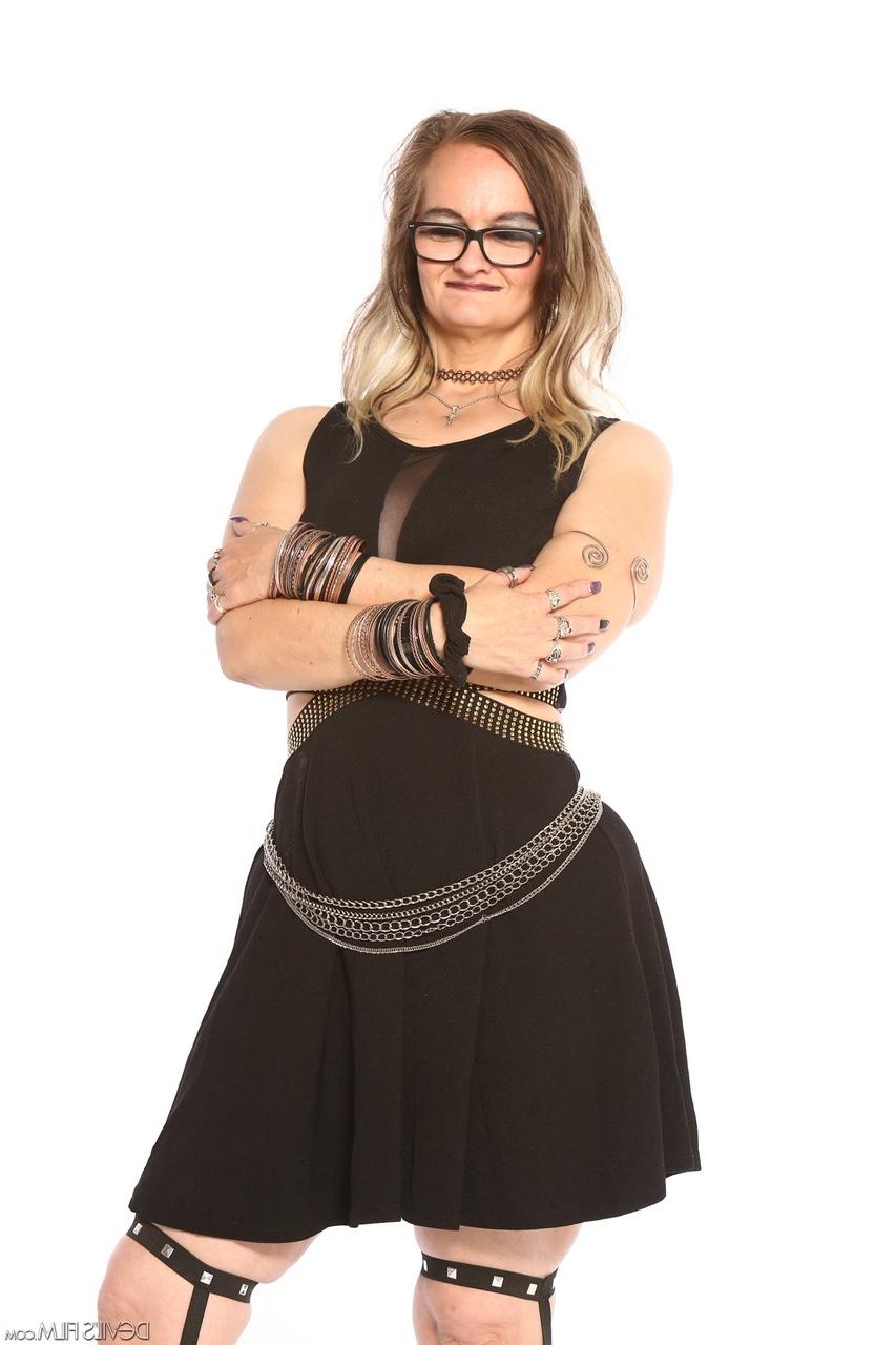 20P La star du porno mamie Lilith C enlève sa robe noire pour des poses nues avec des bottes.