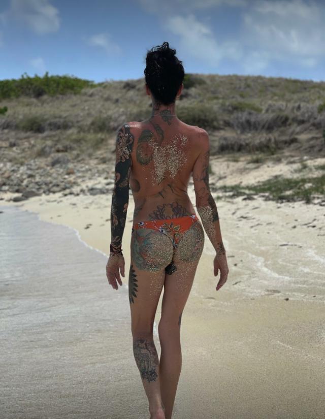 10P A morena safada Morgan Bailey mostra suas tatuagens ao ar livre enquanto faz topless